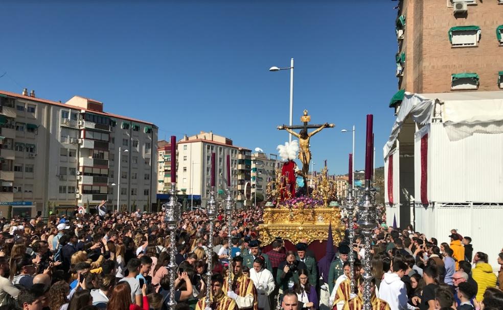 La hermandad de La Lanzada haciendo su salida. 