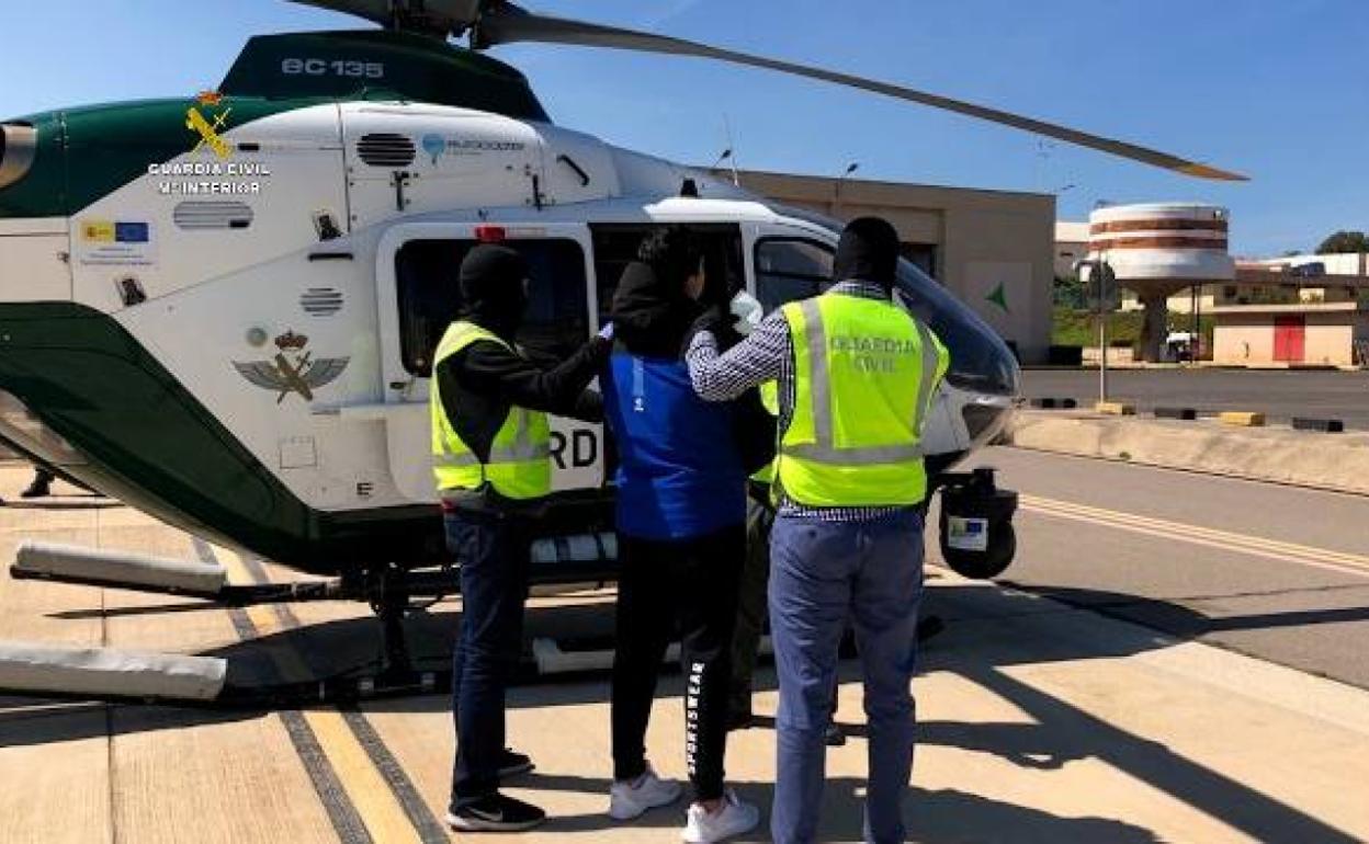 Traslado del detenido por la Guardia Civil.