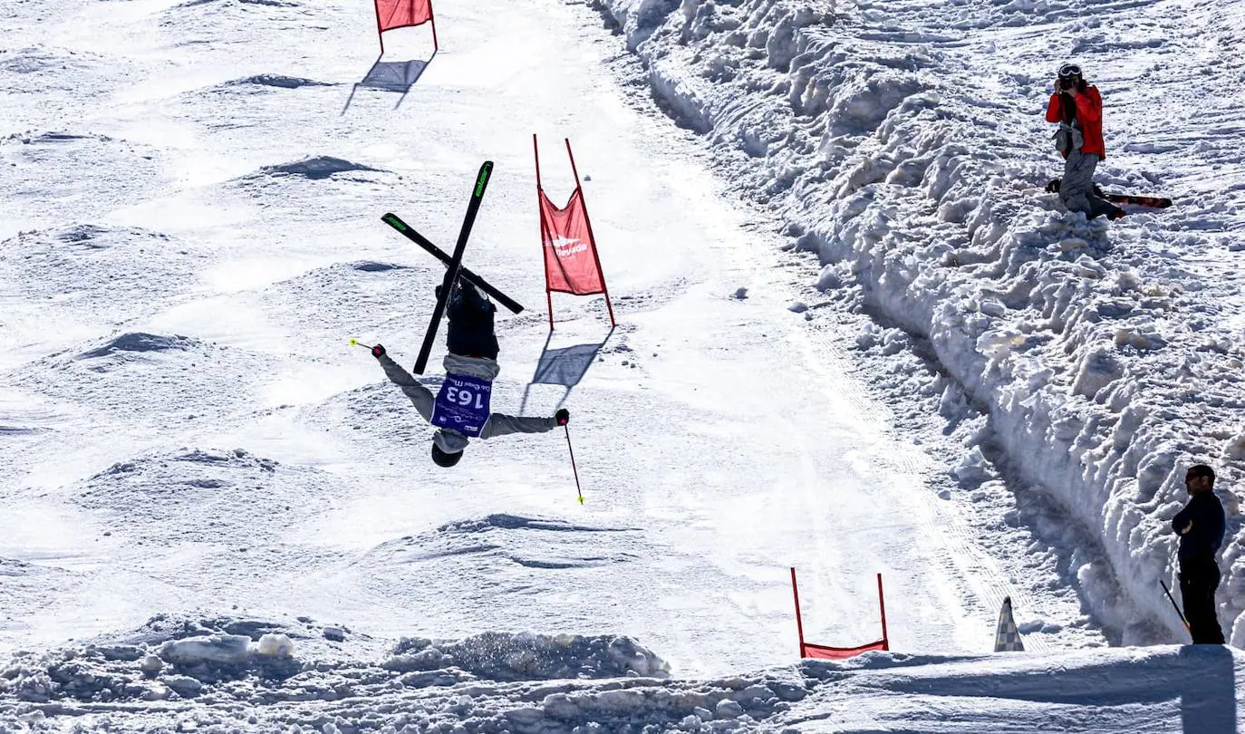 Salto de un esquiador en una competición de baches. 