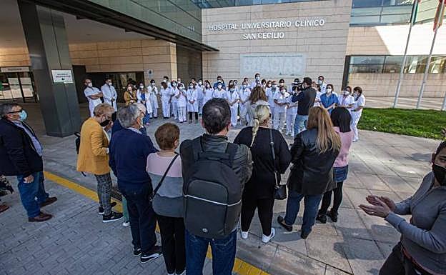Los sanitarios de la UCI recibieron el aplauso de los pacientes a quienes trataron durante el último año. 