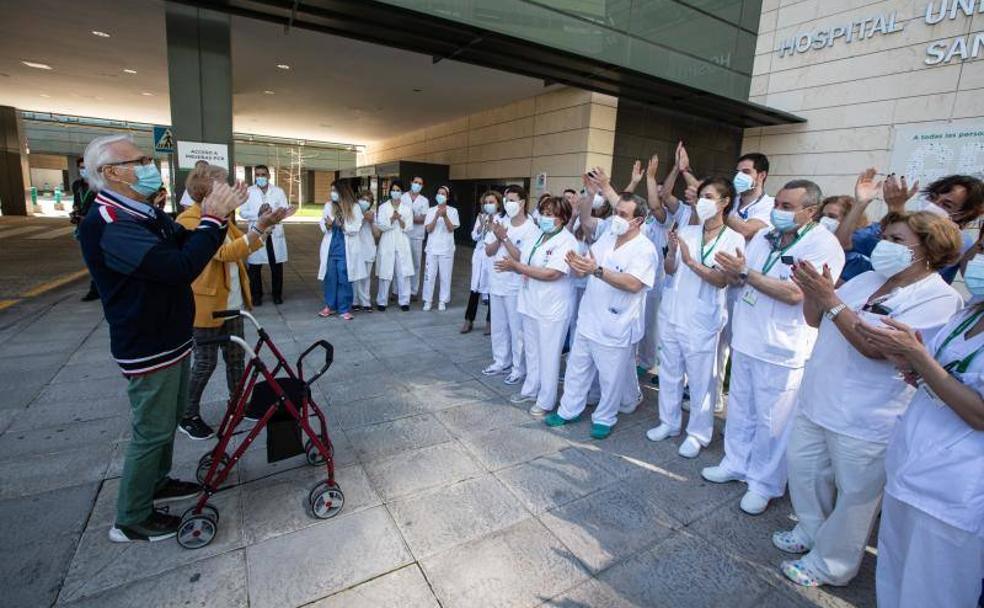 Pepe y Encarnación agradecen a los sanitarios de la UCI del Hospital San Cecilio el trato dado durante su estancia. 