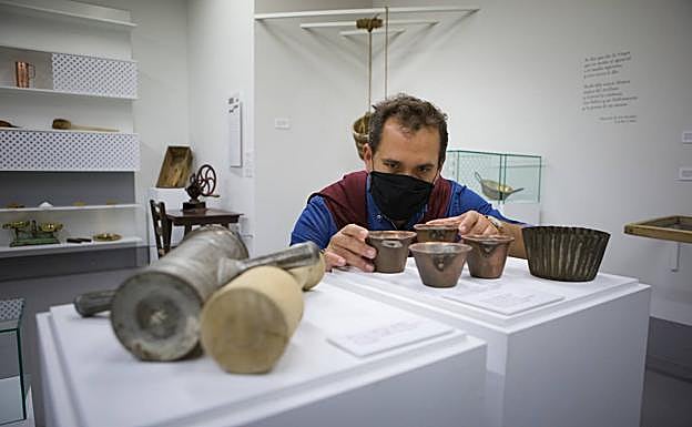 David Martín, uno de los comisarios de la exposición, coloca algunas de las piezas que se muestran en el palacio del Almirante. 
