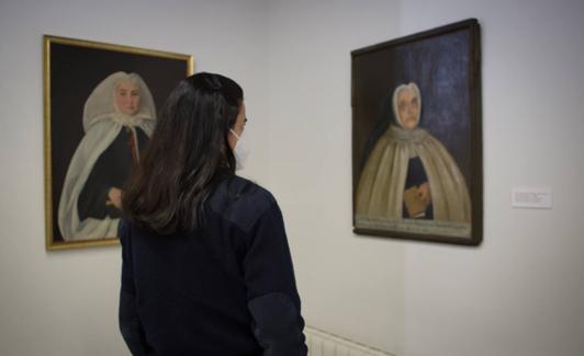 Visitante observa los retratos del siglo XIX de las madres superioras sor Casares y sor Rosa Jesús López Sarmiento. 