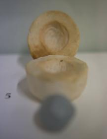 Imagen secundaria 2 - Arriba, materias primas para la elaboración de dulces. Debajo, vasijas y molde. 