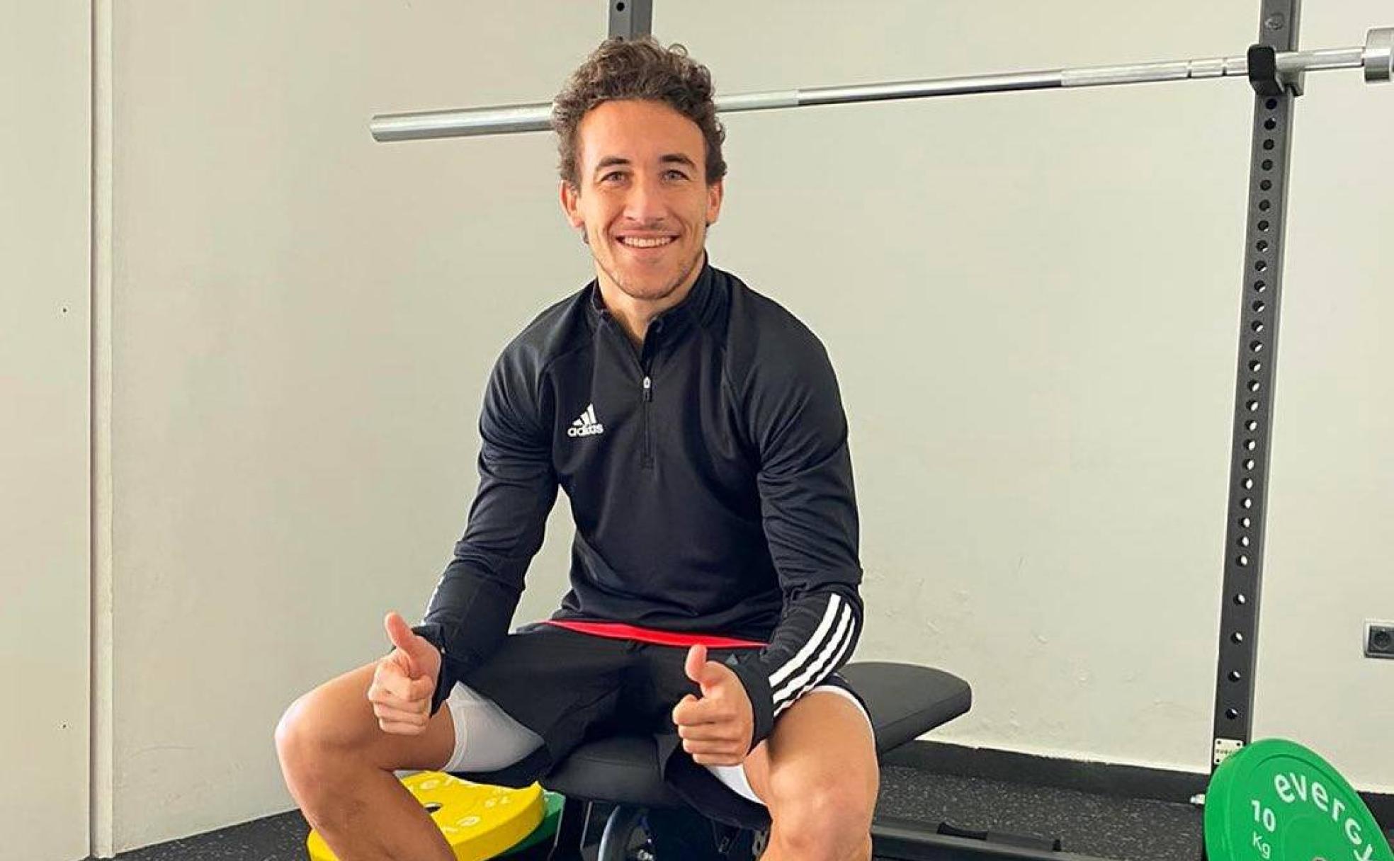 Luis Milla hace un gesto positivo mientras se recupera de su lesión en el gimnasio de su casa.