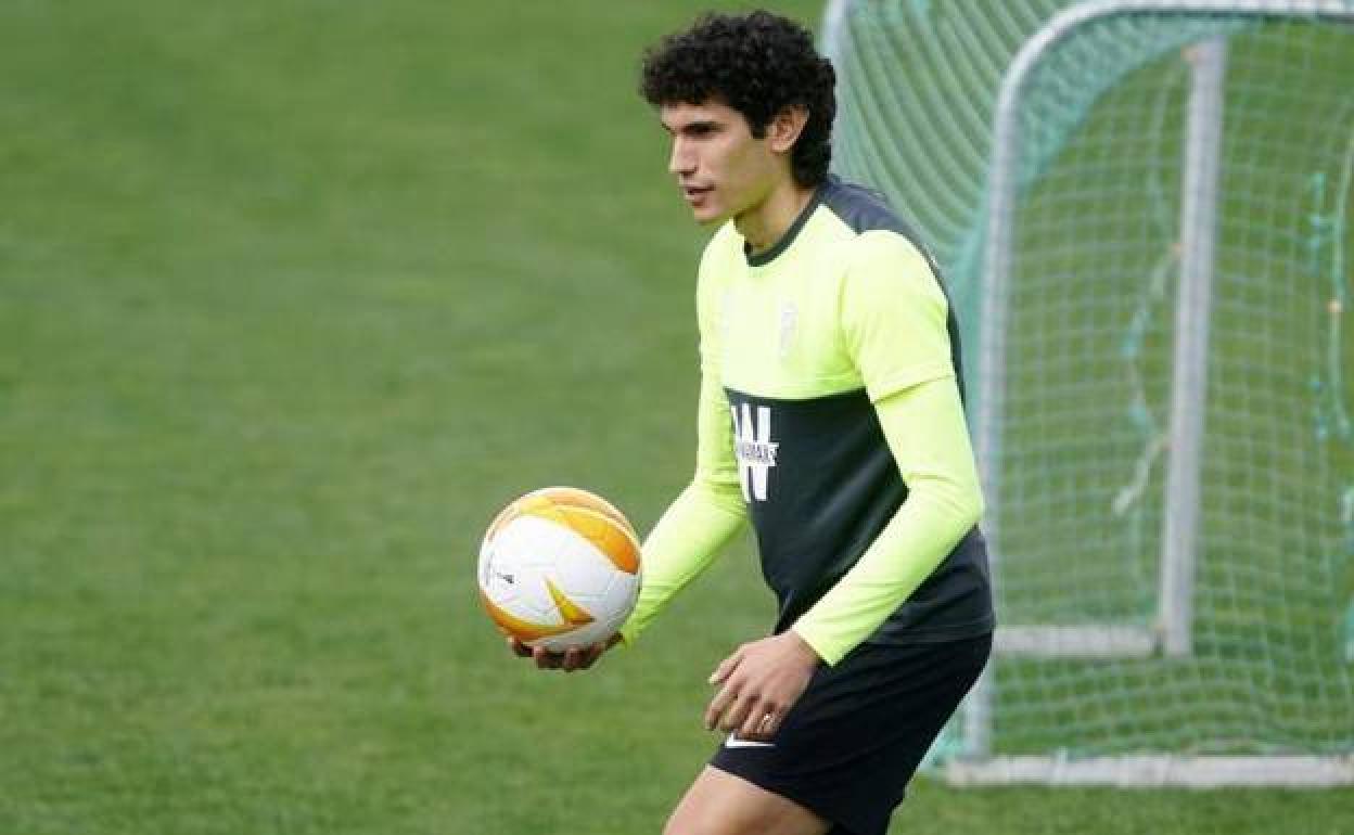 Jesús Vallejo sostiene un balón en un entrenamiento de la semana anterior. 