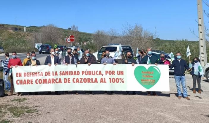 Concentración de alcaldes cerca de las instalaciones del Hospital de Cazorla. 