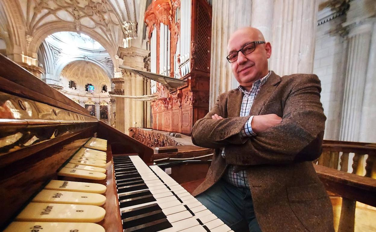 El compositor José Pablo Serrano, ante el órgano de la catedral de Guadix.