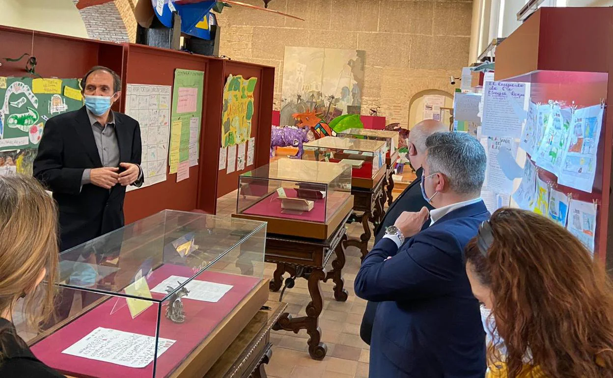Presentación de la exposición en el Archivo Histórico con su director, Juan del Arco. 