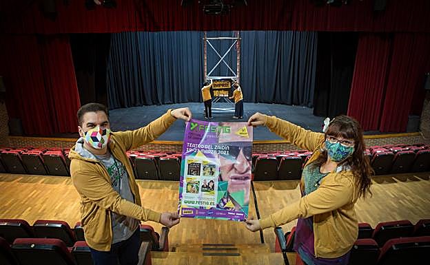 Organizadores muestran el cartel del Festig en el teatro Isidro Olgoso, donde ayer se ultimaban los preparativos para el festival. 