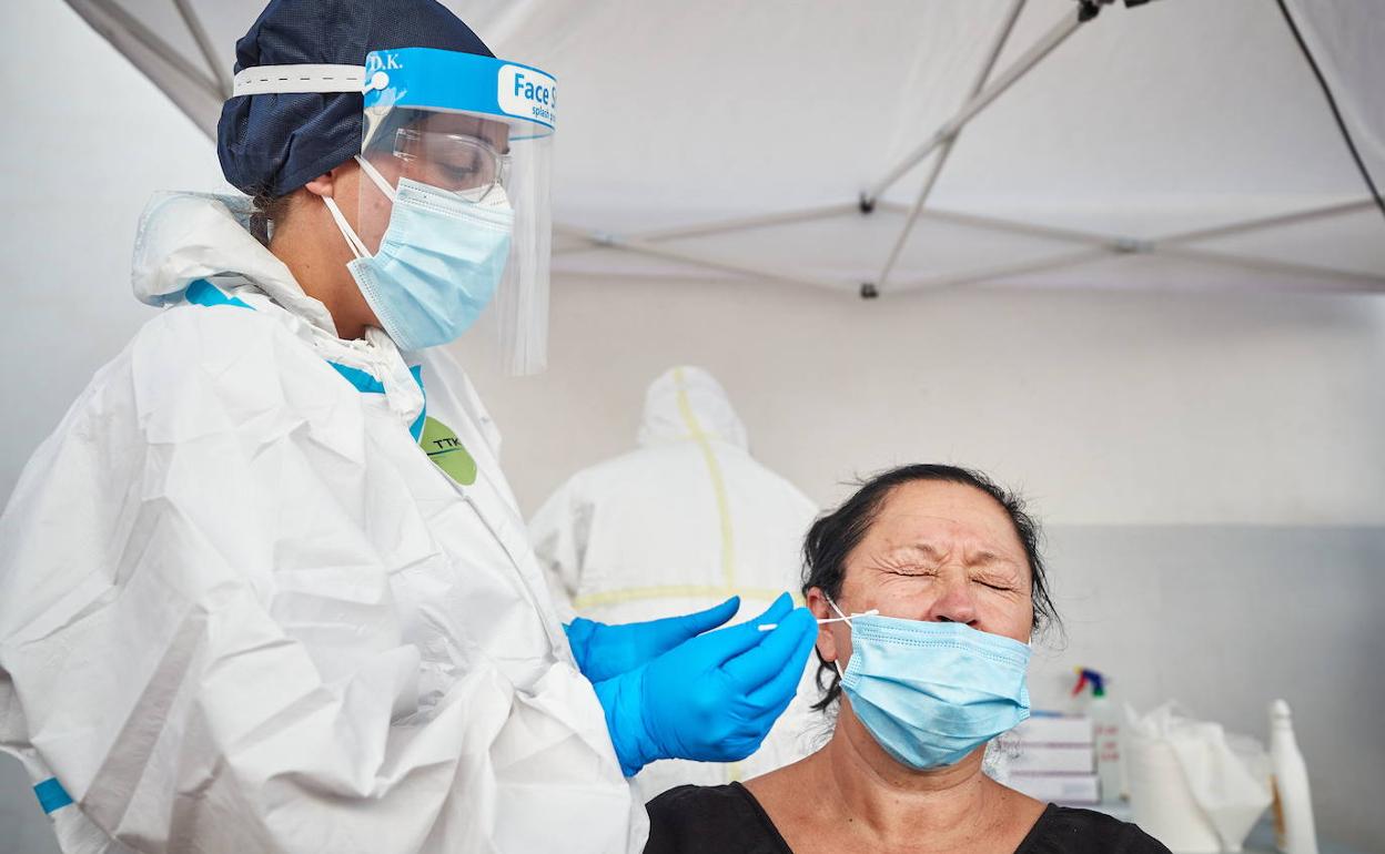 Pandemia covid | Granada registra la mayor cifra de casos del último mes y doce muertes