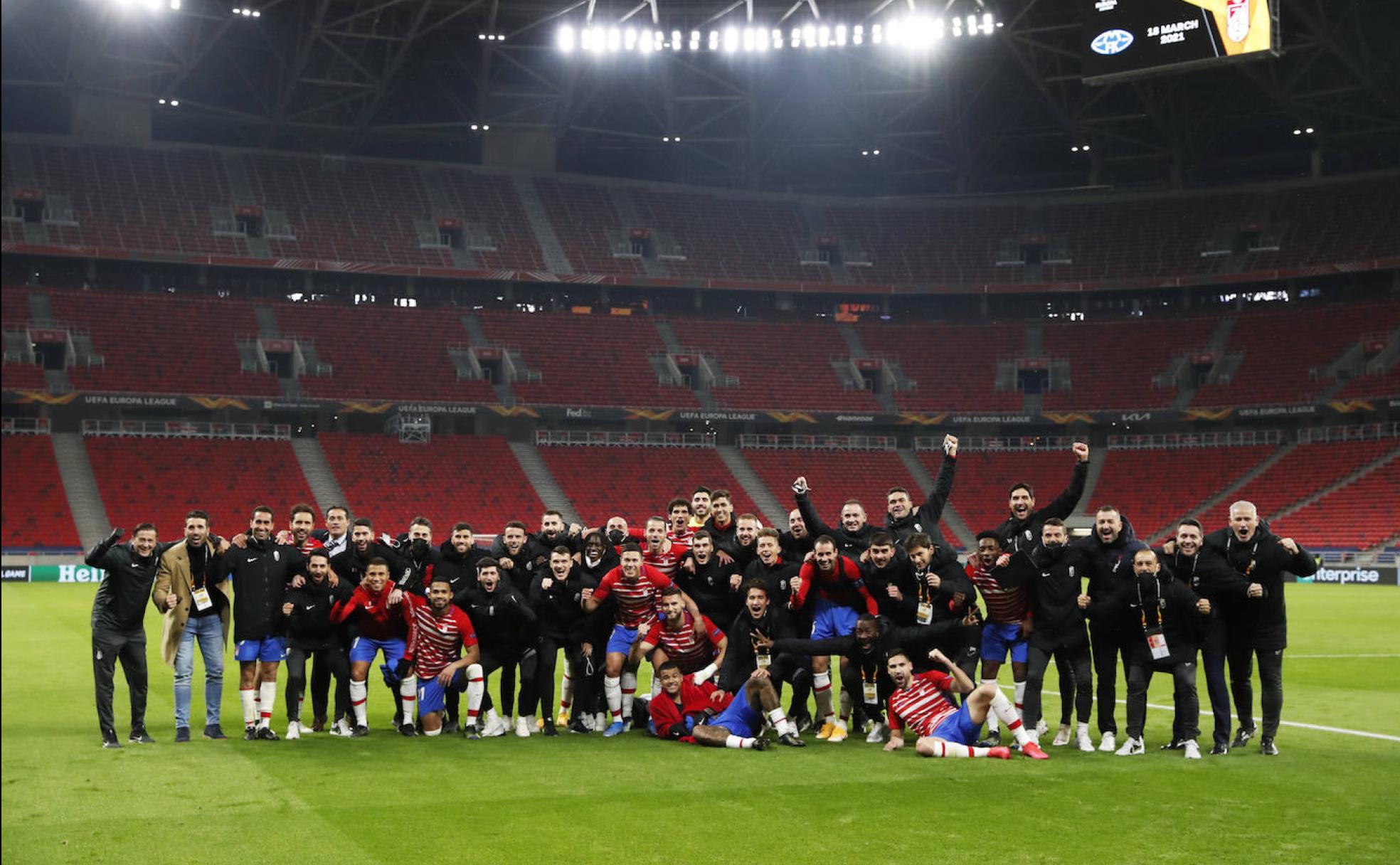 Foto de familia de todos los futbolistas, el cuerpo técnico y médico y el director deportivo, Fran Sánchez.