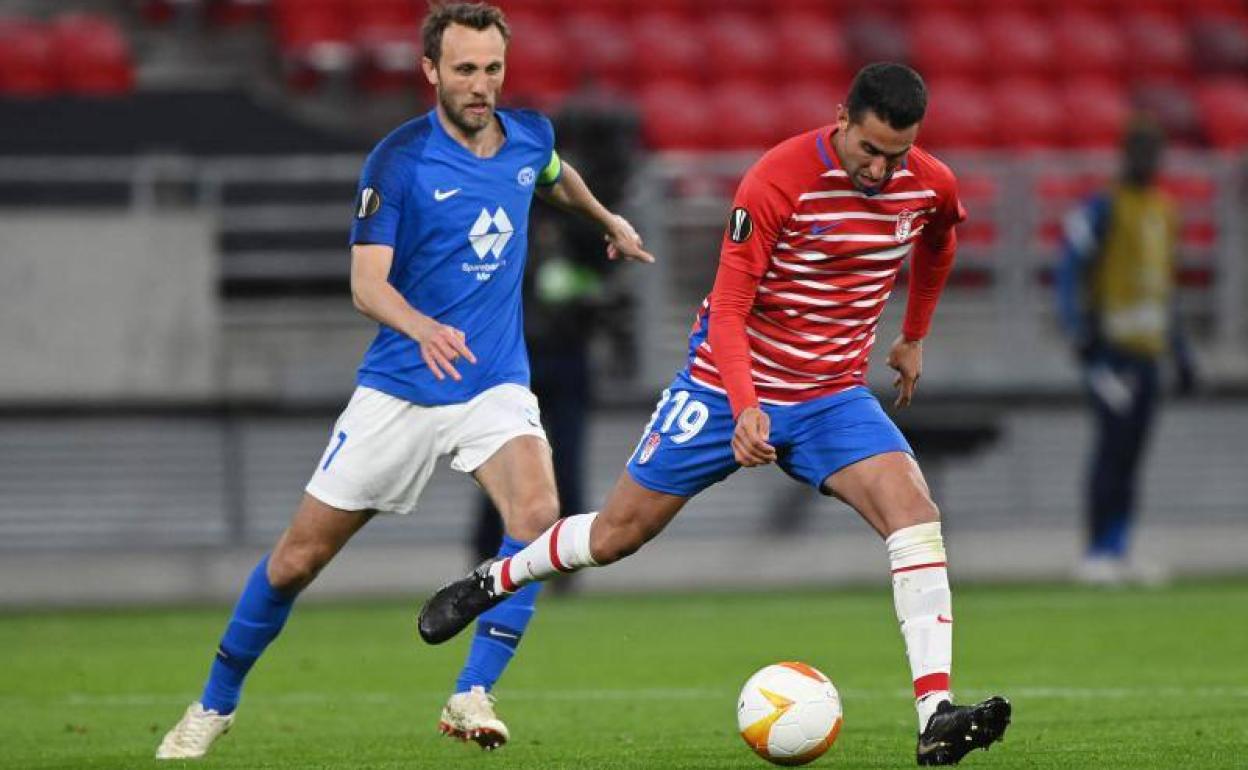 Ángel Montoro juega un balón en Budapest ante la presión de Eikrem. 