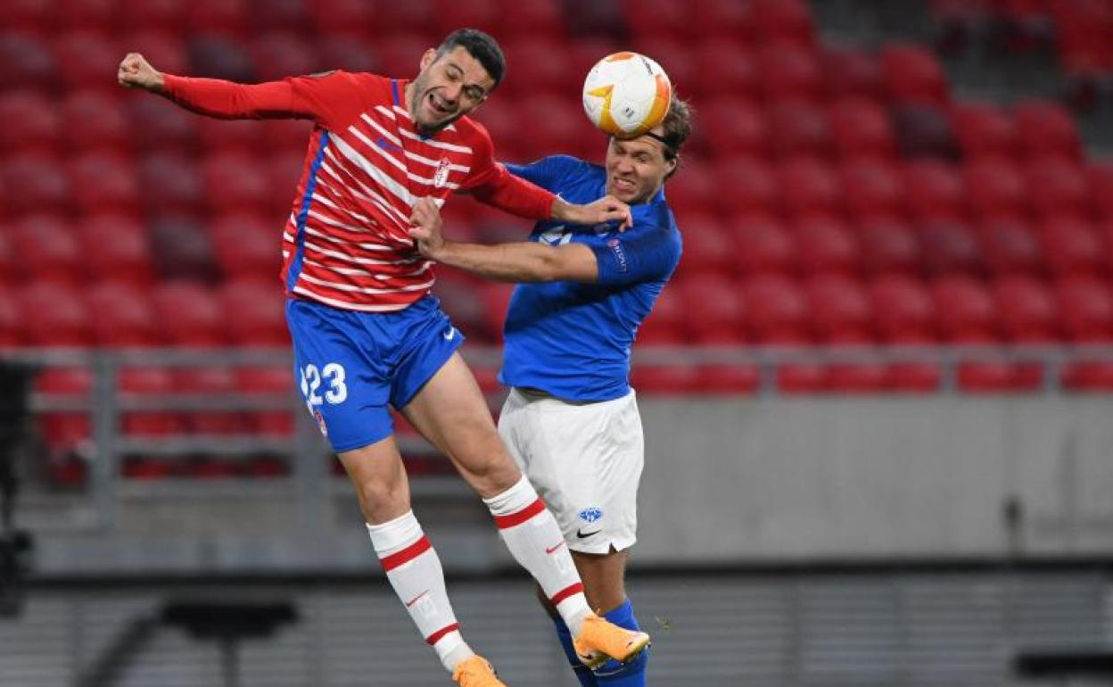 Molina salta con un defensa del Molde. 