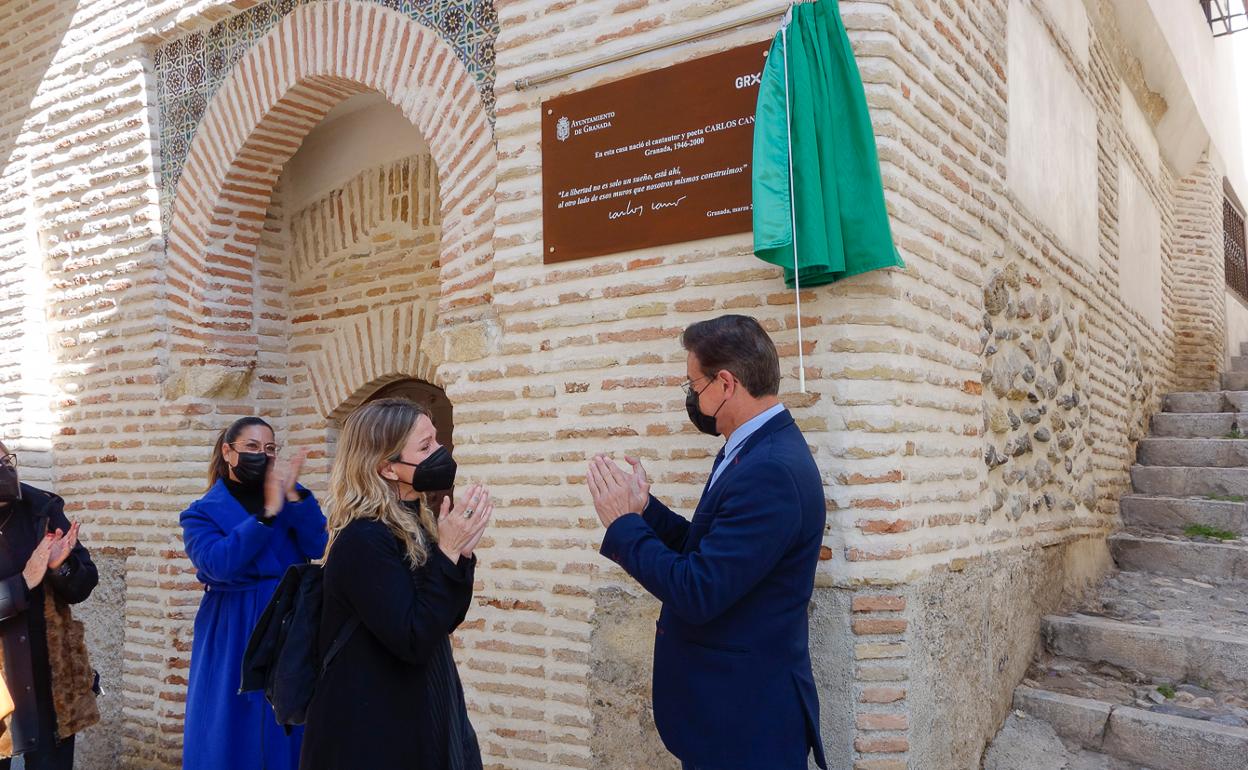 Una placa homenajea a Carlos Cano en la casa en que nació en el Realejo