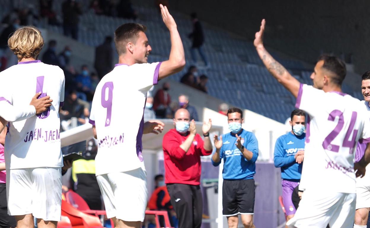 El conjunto blanco necesita ganar sus dos últimos duelos ligueros para pelear por el ascenso.