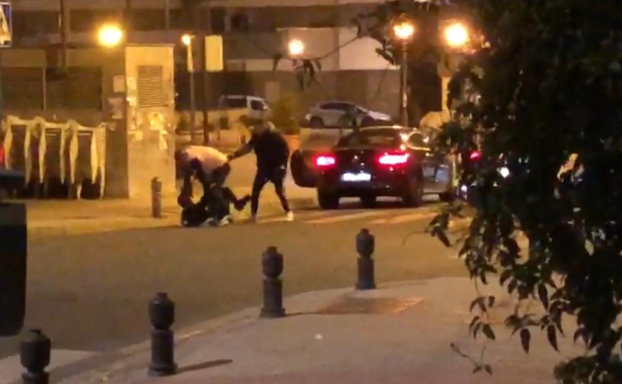 Fotograma de la agresión recogida en un video