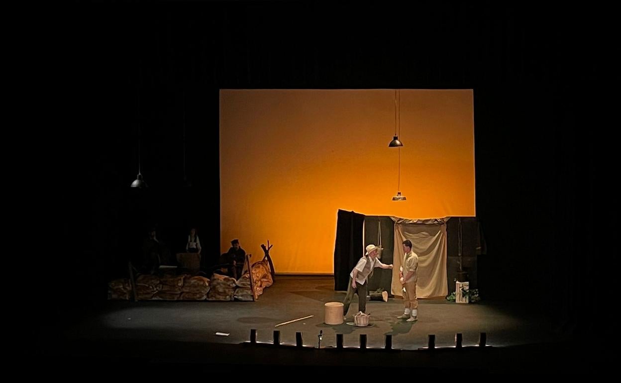 Obra 'Teatro en la guerra' en el escenario del Infanta Leonor. 