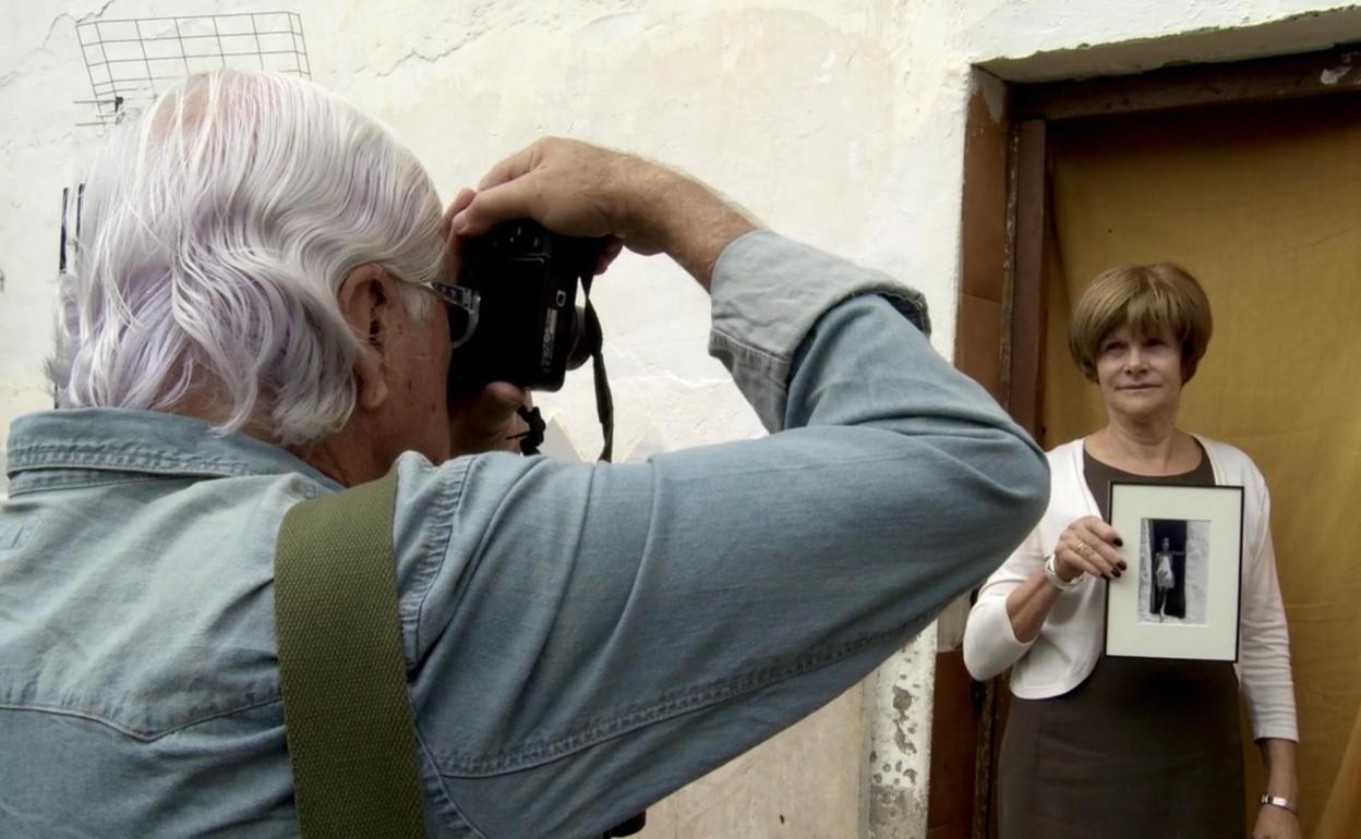 Pérez Siquier hace una fotografía a una modelo que, a su vez, sostiene una instantánea antigua. 