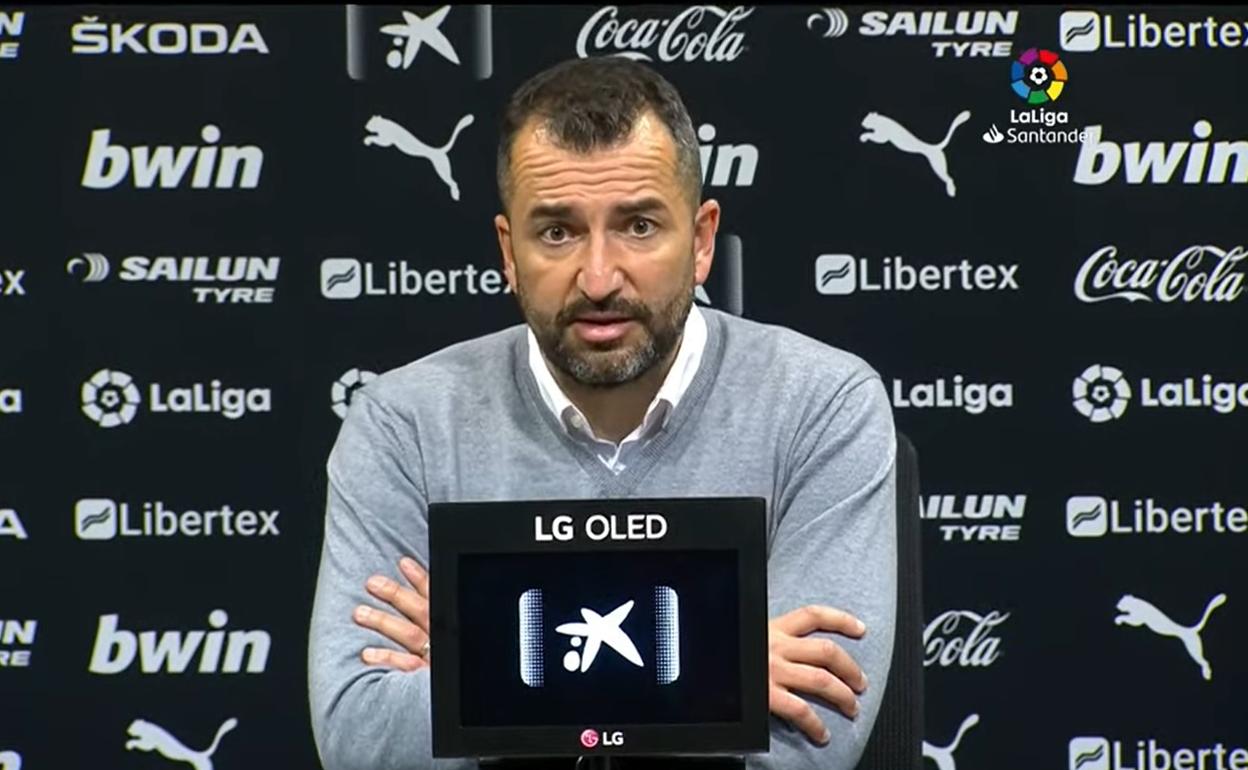 Diego Martínez, en la sala de prensa de Mestalla. 