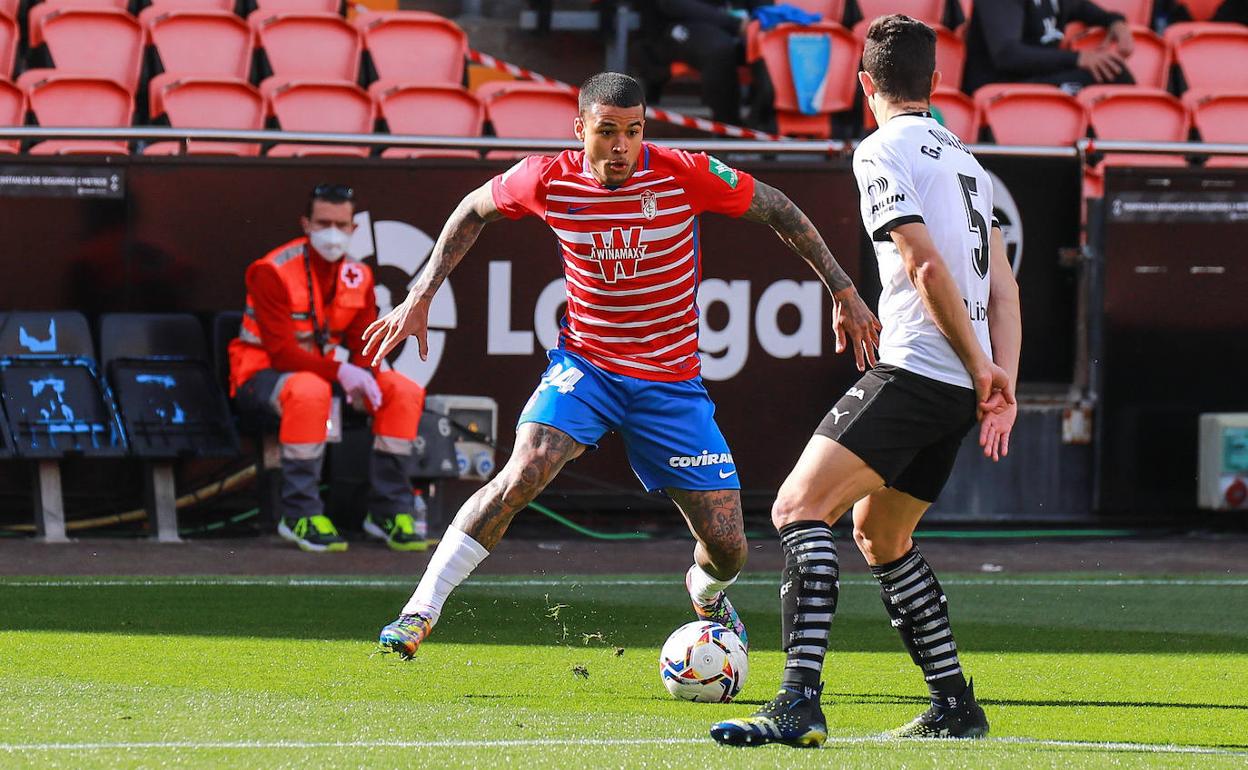 Robert Kenedy encara a Paulista en la primera mitad. 