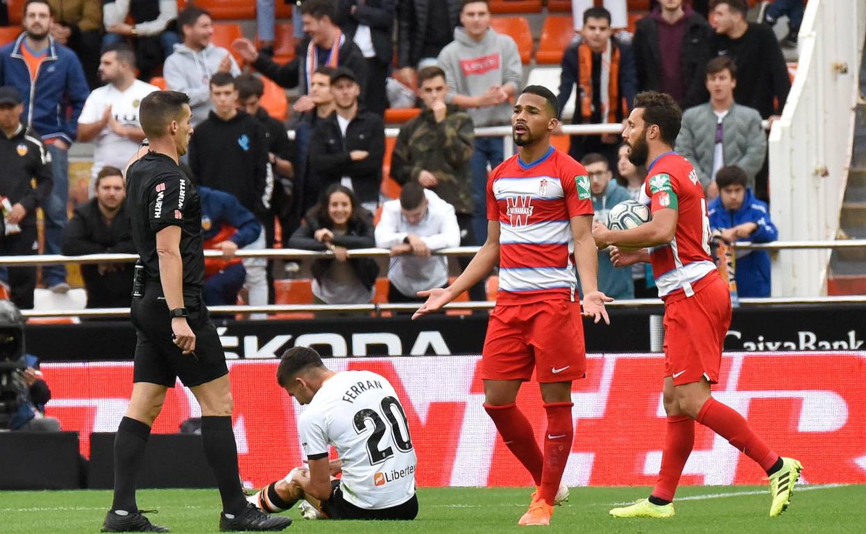 Yangel Herrera se lamenta tras cometer una falta en Mestalla, en el partido de Liga del curso pasado. 