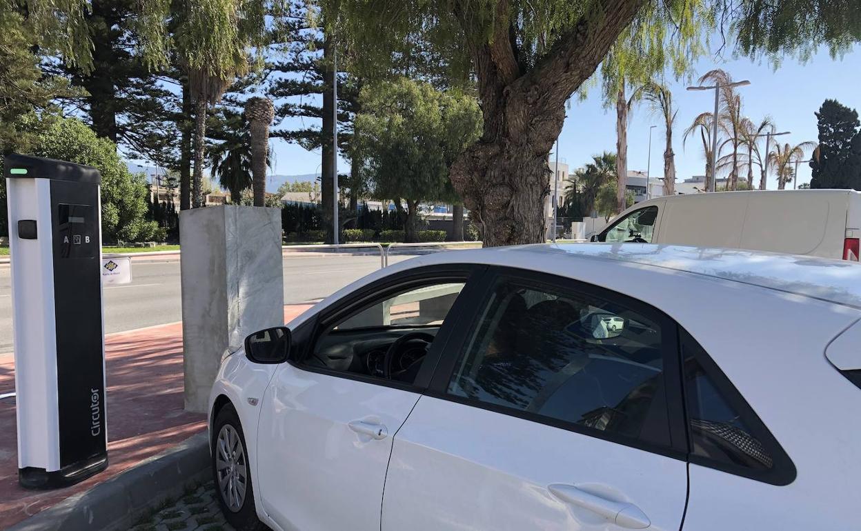 El Puerto de Motril elabora un proyecto para reconvertir en eléctricos los motores que usan combustibles fósiles