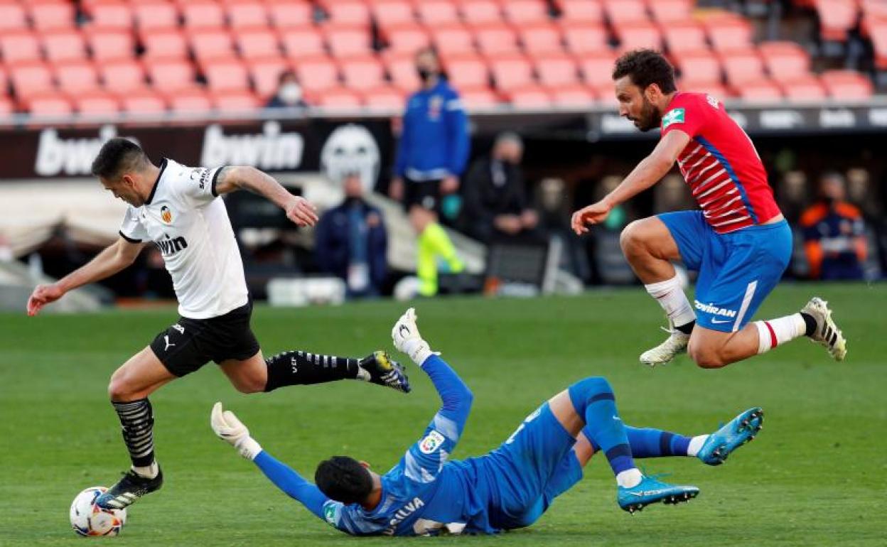 Maxi intenta rebasar a Rui Silva, mientras le sigue Germán. 