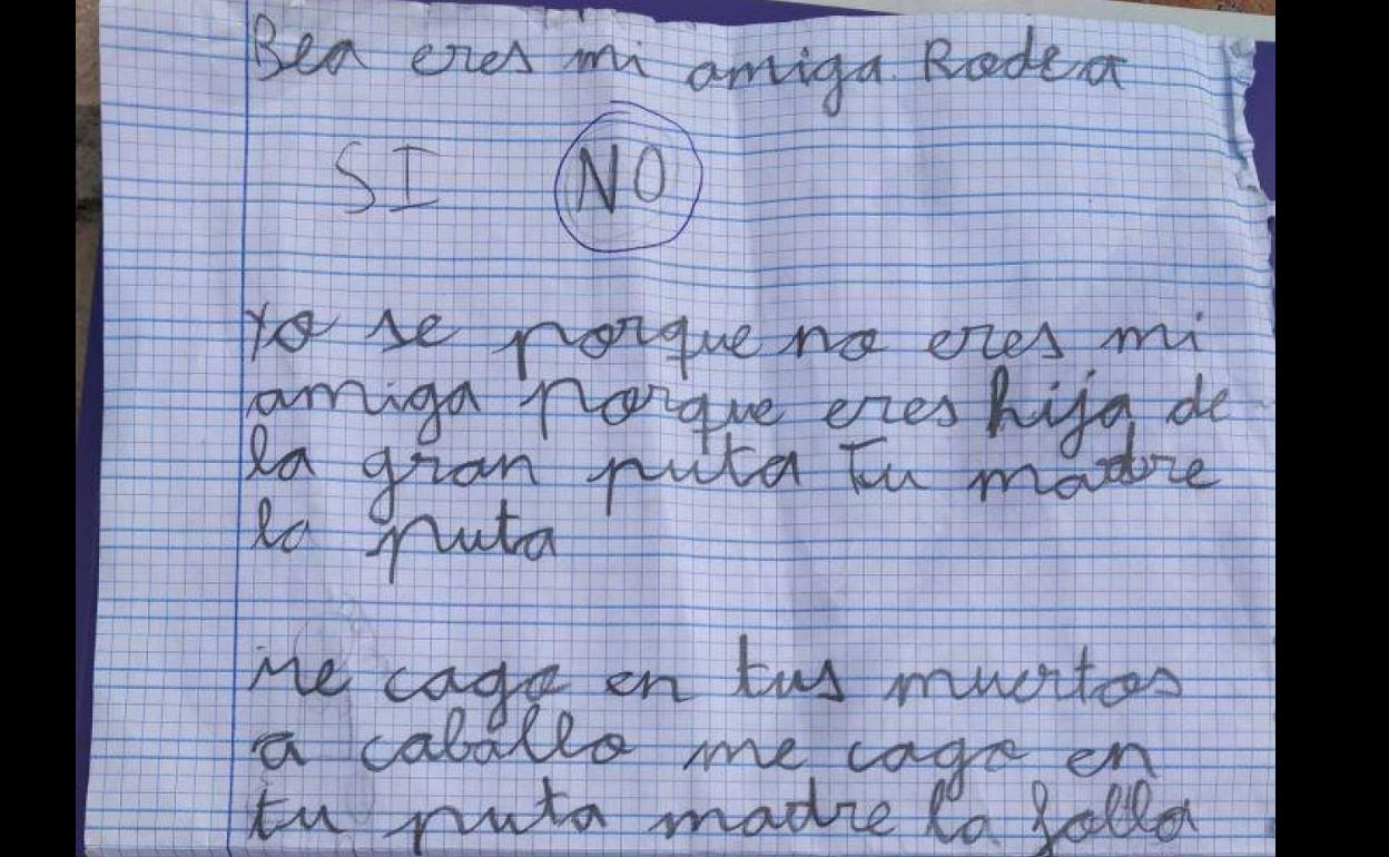 Una de las notas que la niña llevaba a casa. 