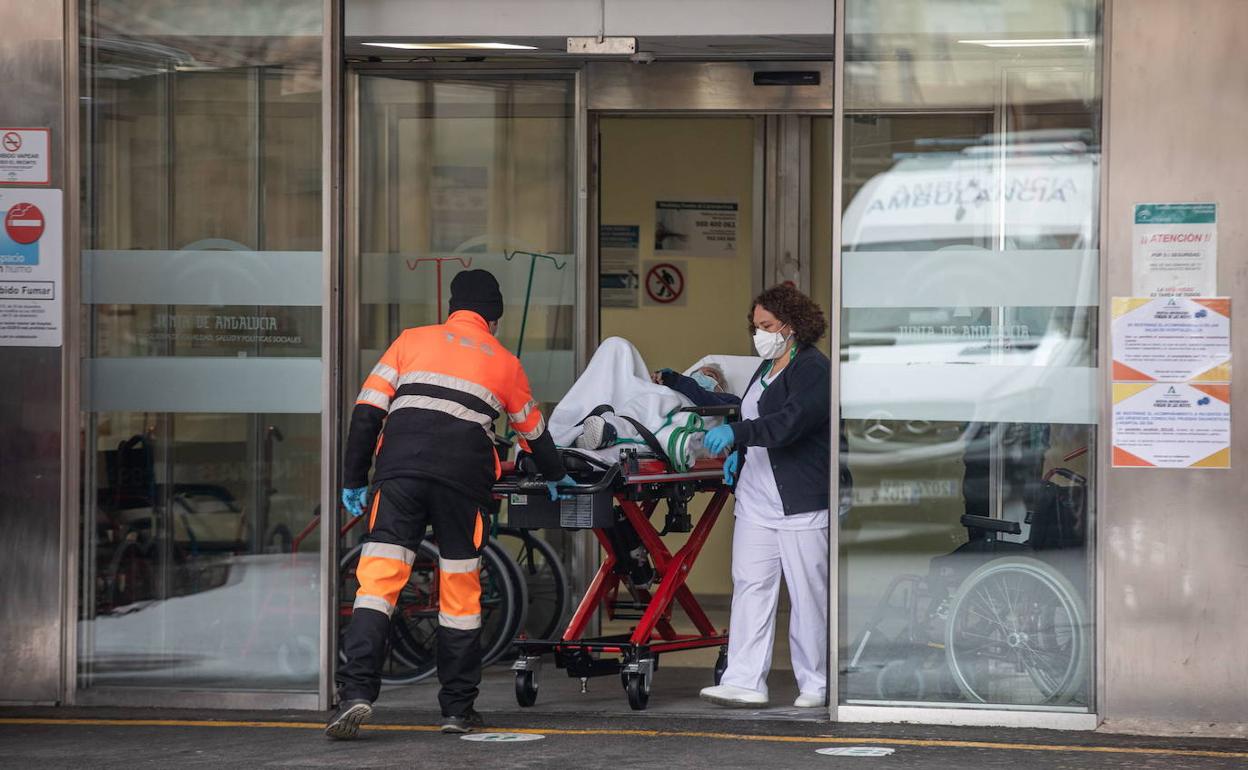 Traslado de un enfermo a las puertas de un hospital del Servicio Andaluz de Salud (SAS). 