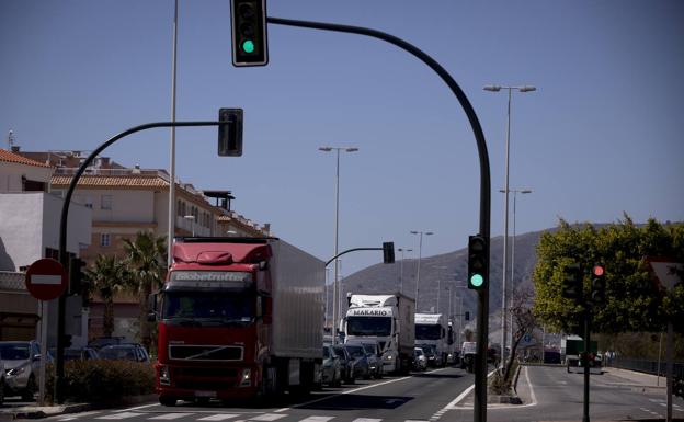 Un trayecto el triple de lento y con obstáculos por la olvidada N-340