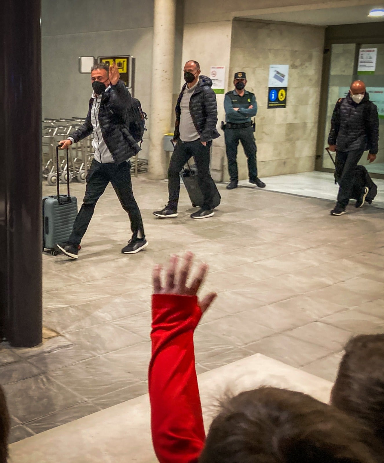 El capitaán de la selección española de fútbol, Sergio Ramos, a su llegada al aeropuerto Federico García Lorca.