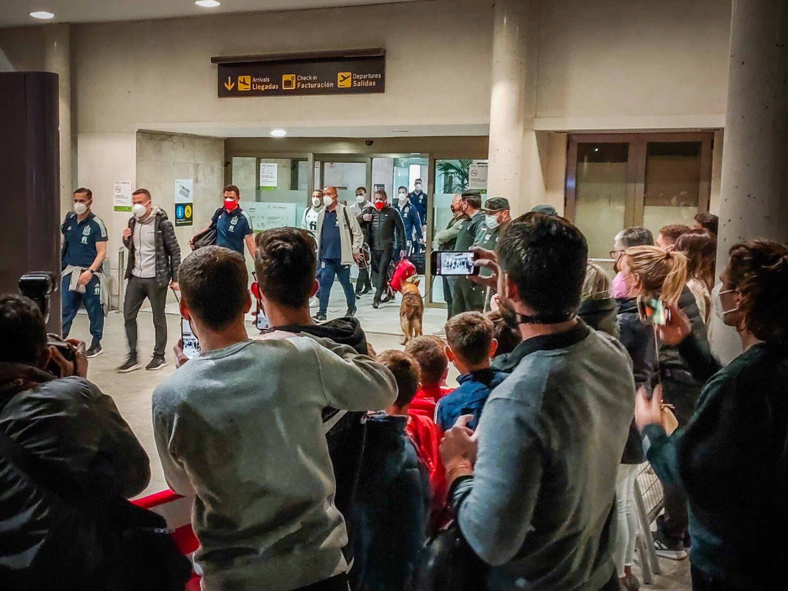 El capitaán de la selección española de fútbol, Sergio Ramos, a su llegada al aeropuerto Federico García Lorca.