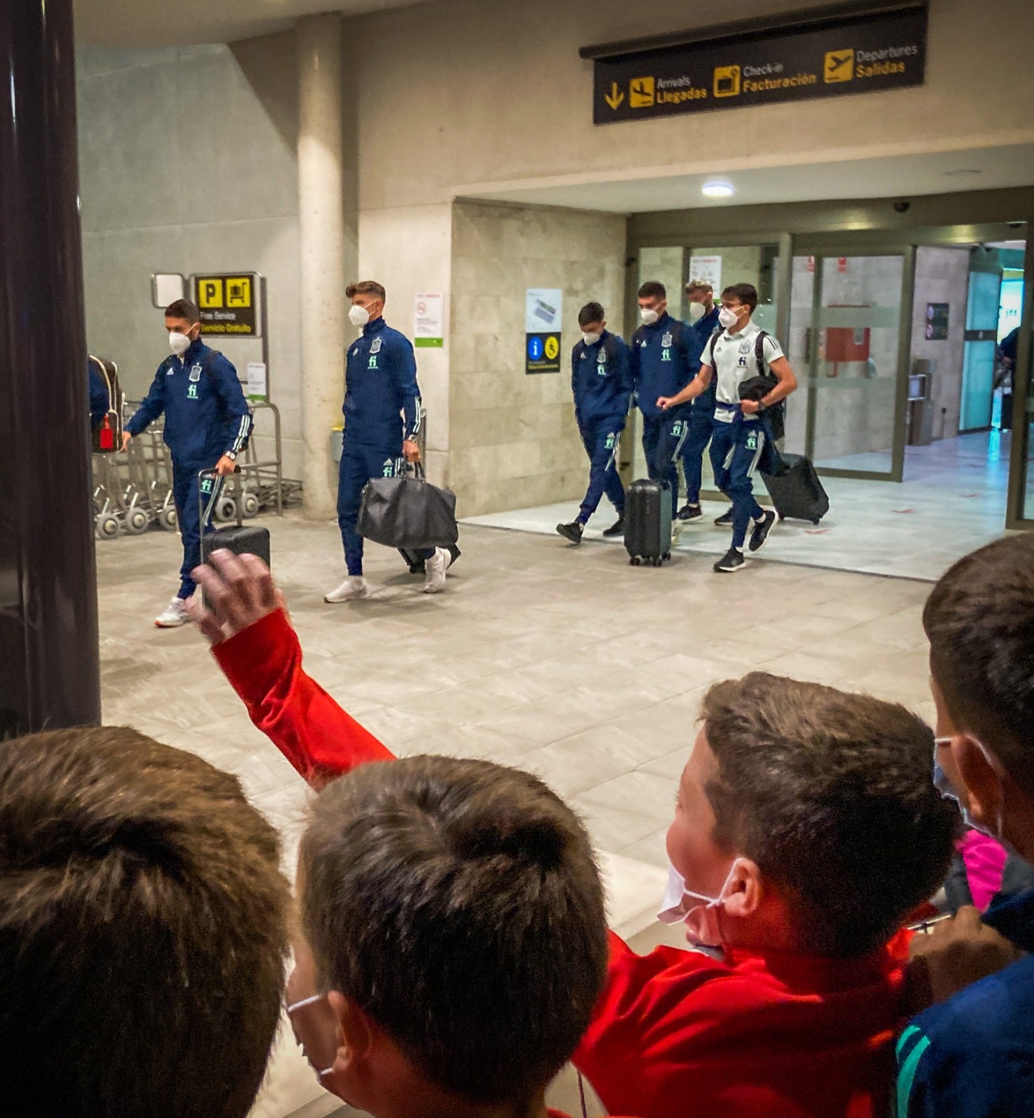 El capitaán de la selección española de fútbol, Sergio Ramos, a su llegada al aeropuerto Federico García Lorca.