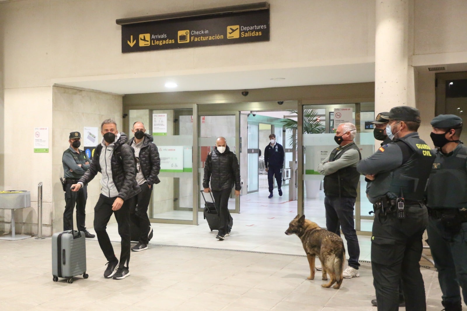 El capitaán de la selección española de fútbol, Sergio Ramos, a su llegada al aeropuerto Federico García Lorca.