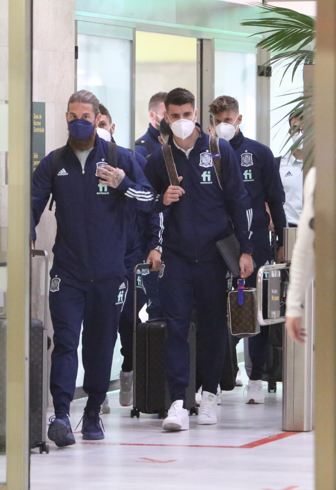 El capitaán de la selección española de fútbol, Sergio Ramos, a su llegada al aeropuerto Federico García Lorca.