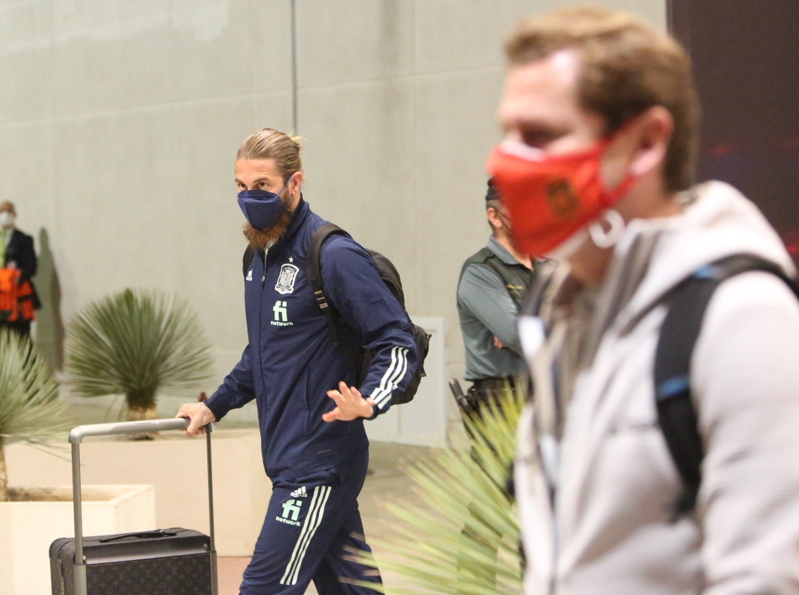 El capitaán de la selección española de fútbol, Sergio Ramos, a su llegada al aeropuerto Federico García Lorca.