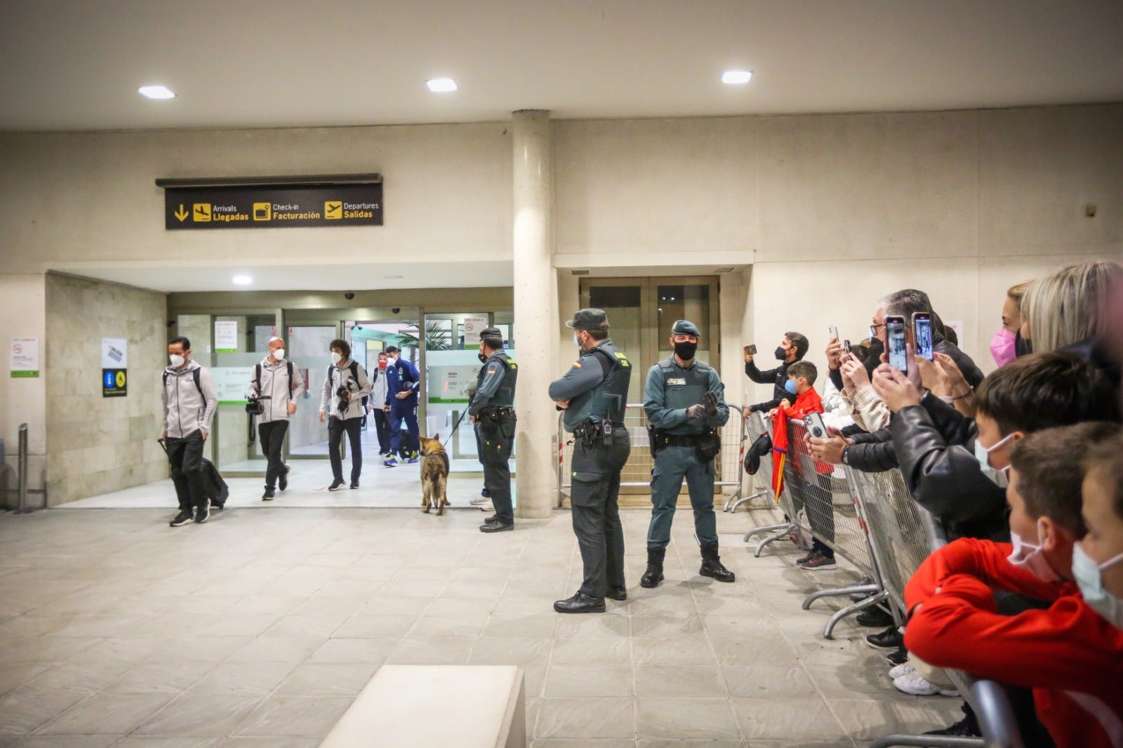 El capitaán de la selección española de fútbol, Sergio Ramos, a su llegada al aeropuerto Federico García Lorca.