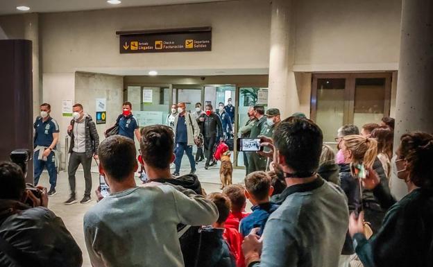 Los aficionados pudieron fotografiar a sus ídolos a su llegada al Federico García Lorca. 