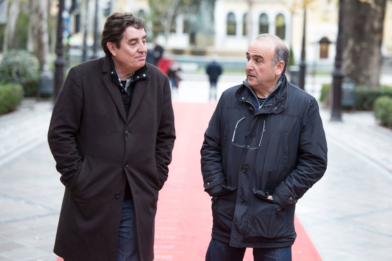 Luis García Montero y Juan Vida, en la carrera de la Virgen.