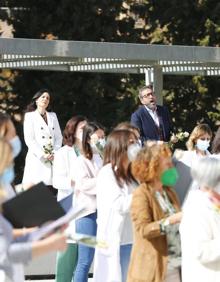 Imagen secundaria 2 - Distintos momentos del concierto realizado esta mañana en la explanada del Hospital Virgen de las Nieves.