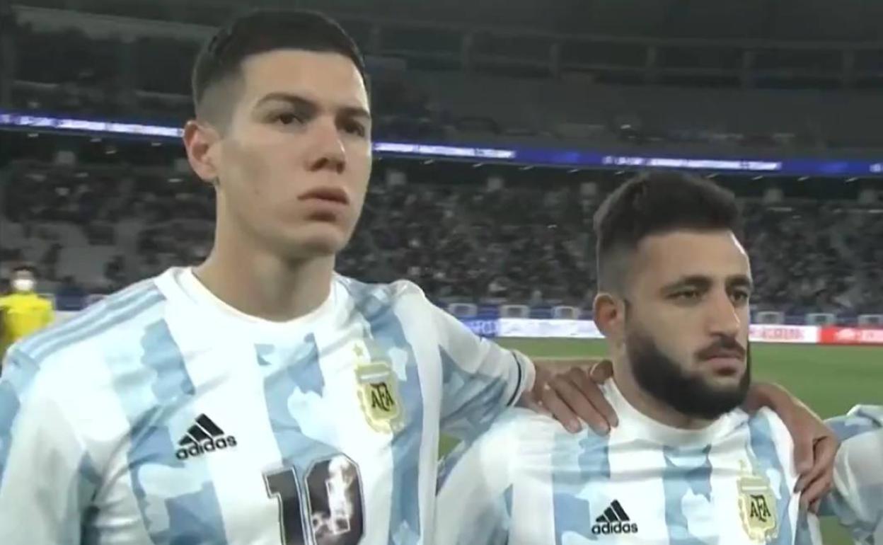 Nehuén Pérez, serio durante el himno argentino. 