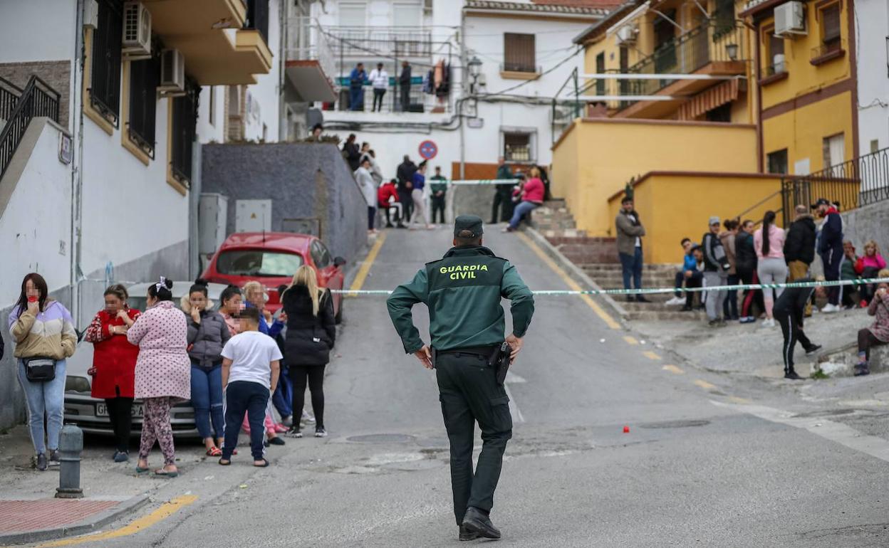 El terrible suceso ocurrió en esta calle, que se llenó de vecinos y fue precintada por la Guardia Civil. 