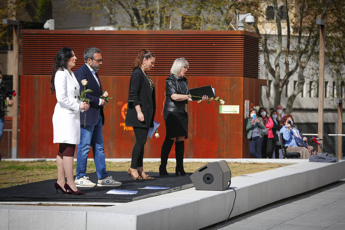 Primeras voces de Granada rinden homenaje a los profesionales sanitarios en su lucha contra la covid en un concierto en la explanada del Hospital Virgen de las Nieves