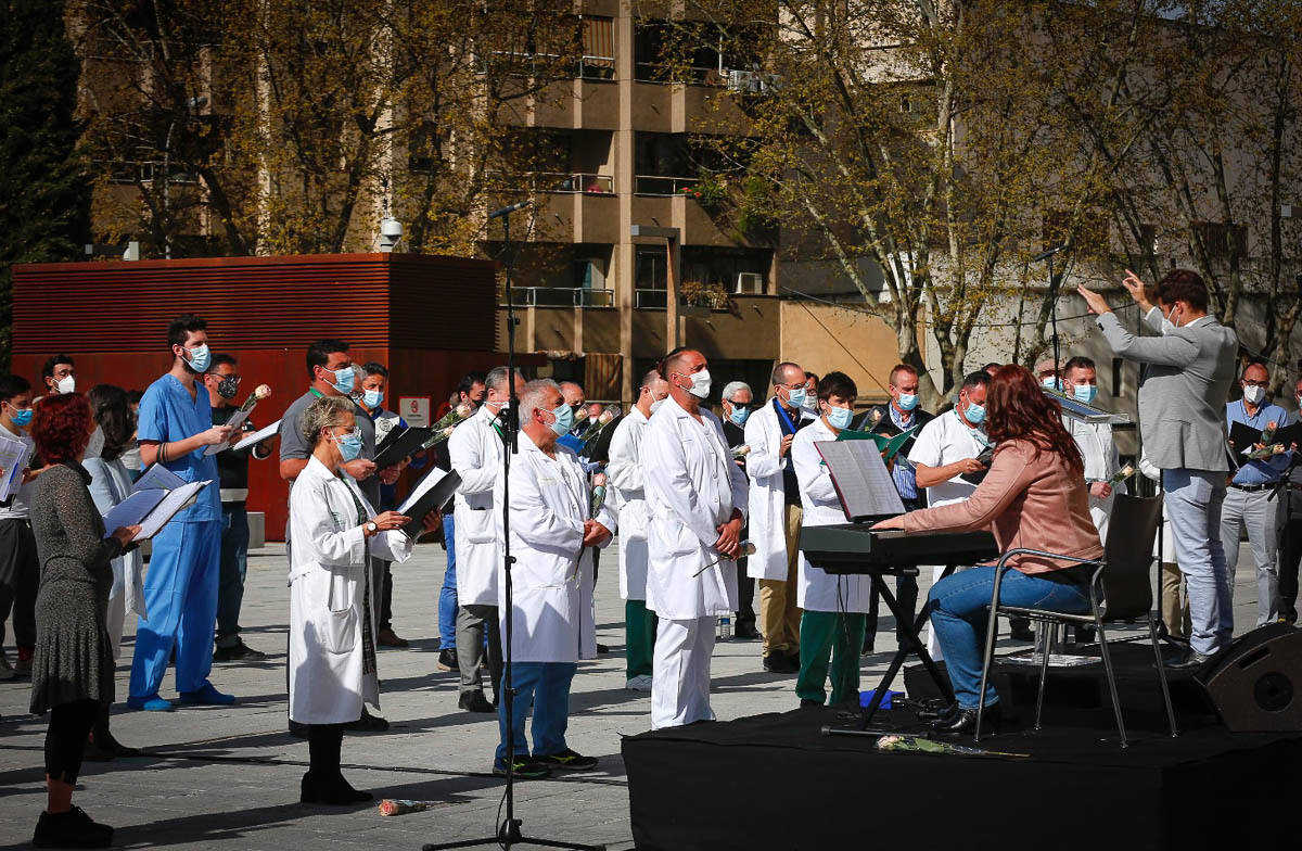 Primeras voces de Granada rinden homenaje a los profesionales sanitarios en su lucha contra la covid en un concierto en la explanada del Hospital Virgen de las Nieves