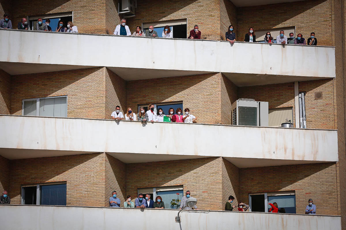 Primeras voces de Granada rinden homenaje a los profesionales sanitarios en su lucha contra la covid en un concierto en la explanada del Hospital Virgen de las Nieves