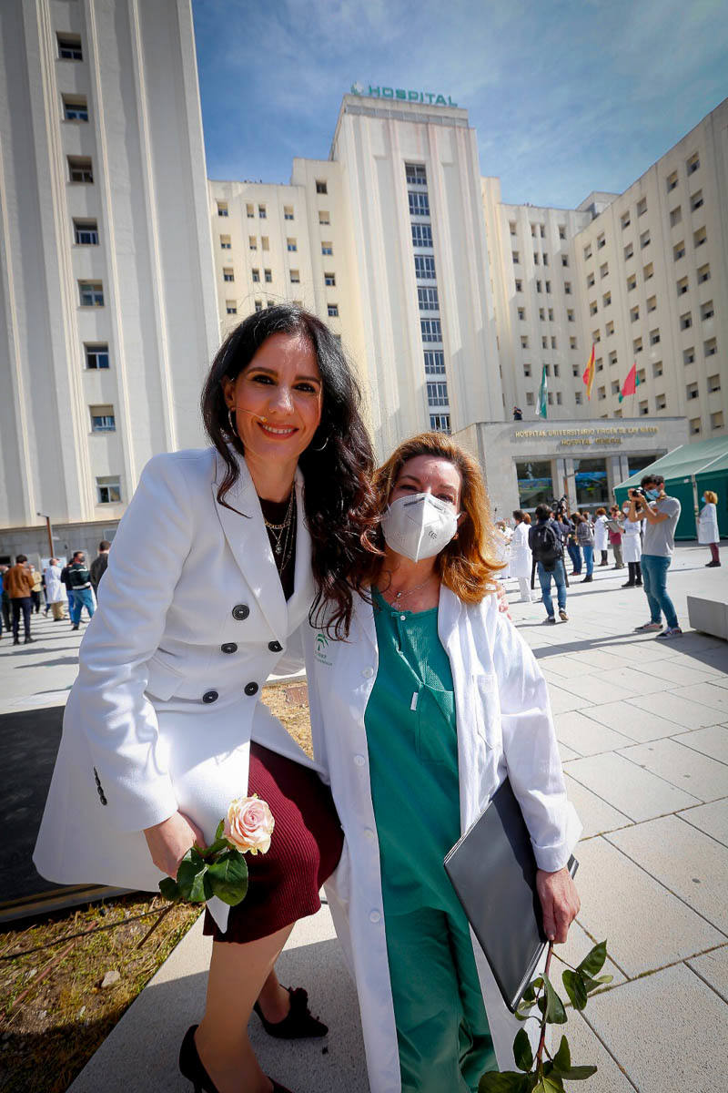 Primeras voces de Granada rinden homenaje a los profesionales sanitarios en su lucha contra la covid en un concierto en la explanada del Hospital Virgen de las Nieves