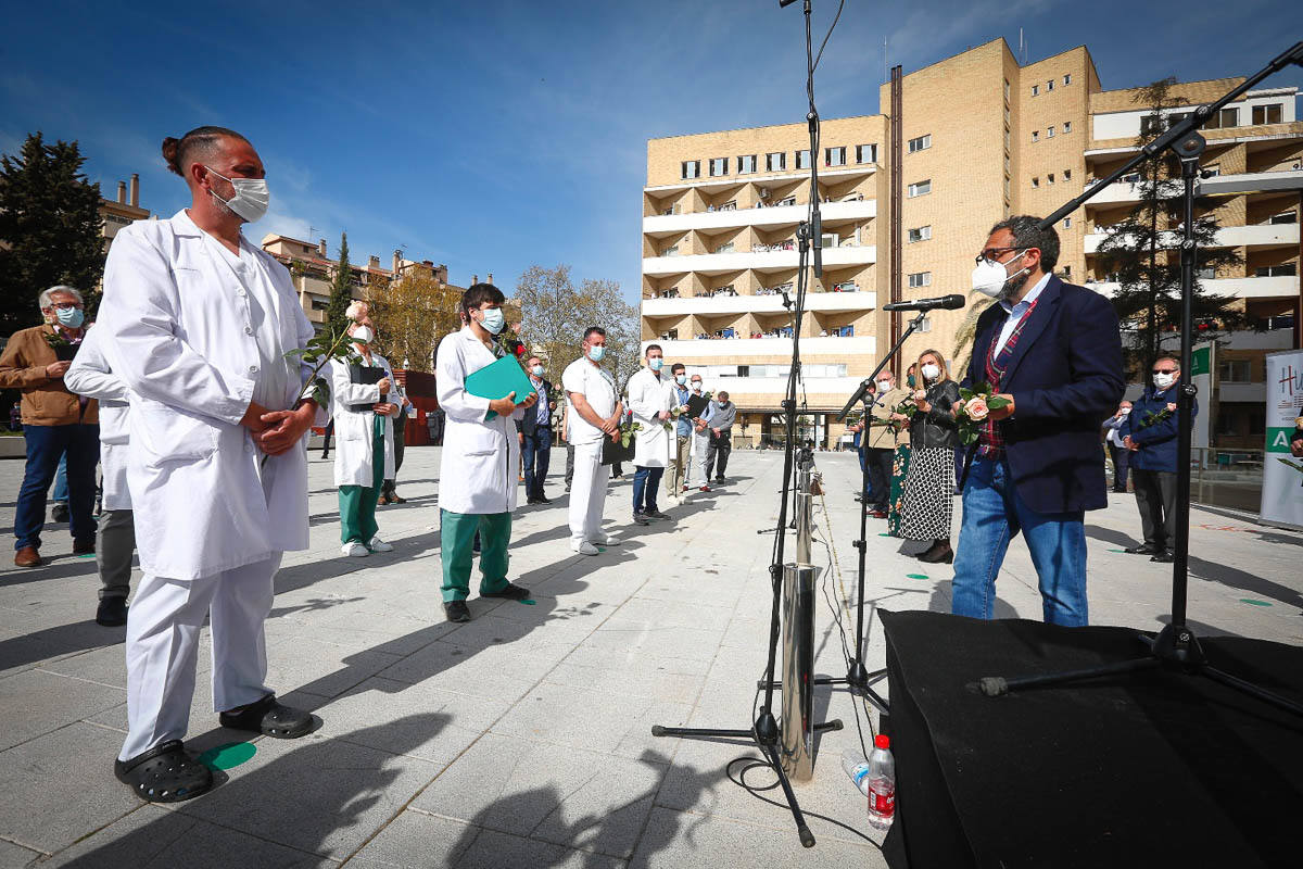 Primeras voces de Granada rinden homenaje a los profesionales sanitarios en su lucha contra la covid en un concierto en la explanada del Hospital Virgen de las Nieves