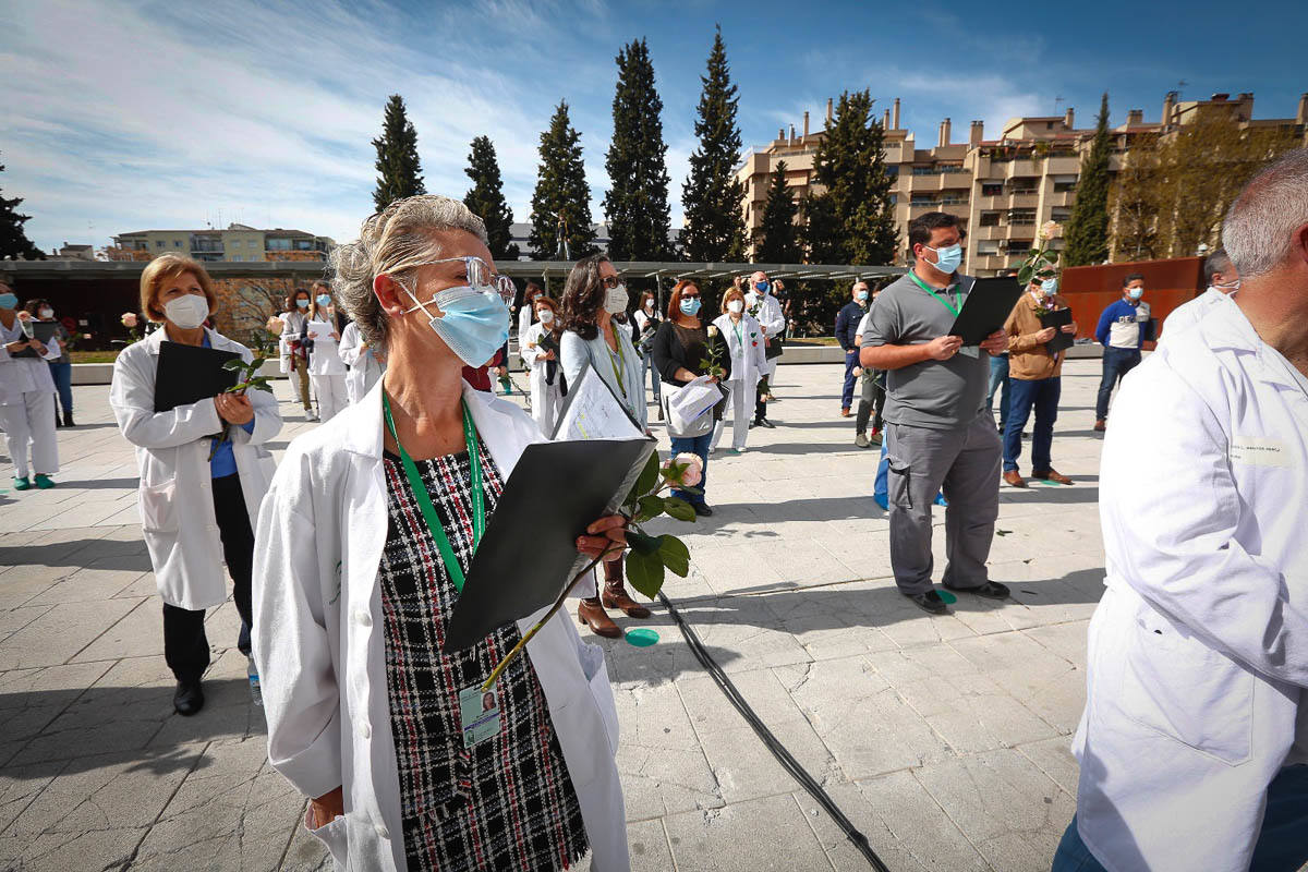 Primeras voces de Granada rinden homenaje a los profesionales sanitarios en su lucha contra la covid en un concierto en la explanada del Hospital Virgen de las Nieves