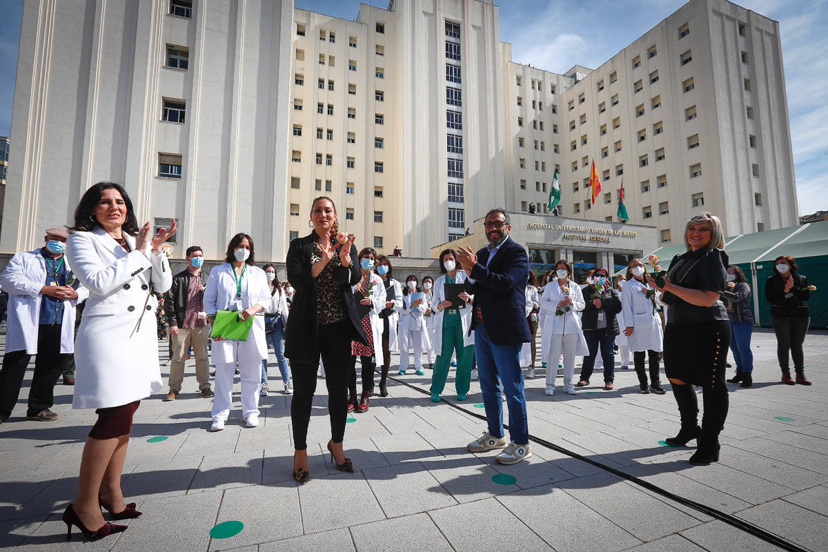 Primeras voces de Granada rinden homenaje a los profesionales sanitarios en su lucha contra la covid en un concierto en la explanada del Hospital Virgen de las Nieves